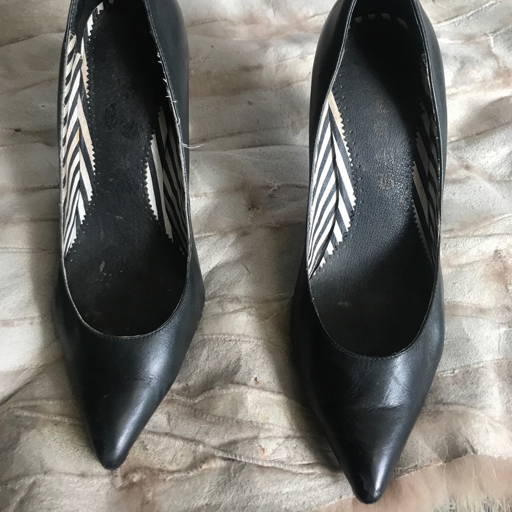 L.A.M.B. black leather pump w/ cool leather cover